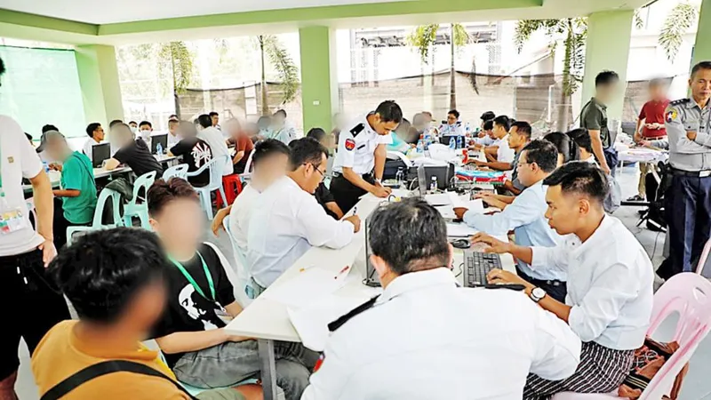 Cơ quan chức năng Myanmar bắt người nước ngoài từ các khu phức hợp lừa đảo. Ảnh: TÂN HOA XÃ 