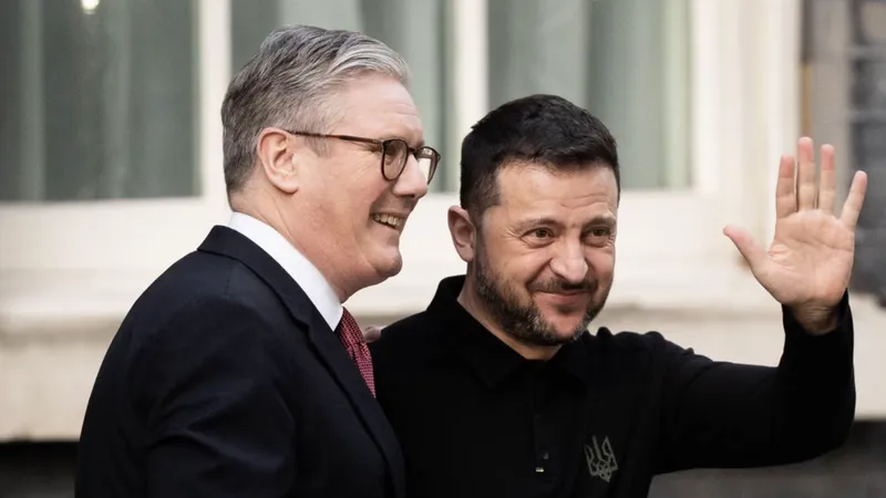Thủ tướng Anh Keir Starmer và Tổng thống Ukraine Zelensky. Ảnh: PA