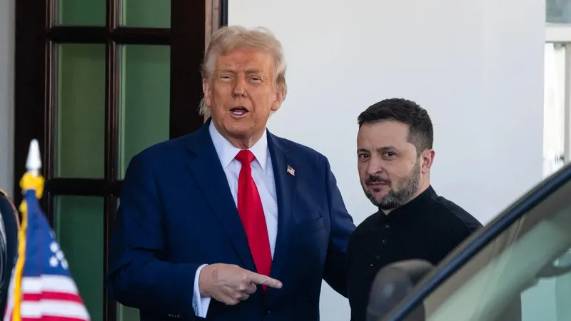 Tổng thống Mỹ Donald Trump và Tổng thống Ukraine Volodymyr Zelensky trong cuộc gặp tại Nhà Trắng. Ảnh: NEW YORK TIMES 