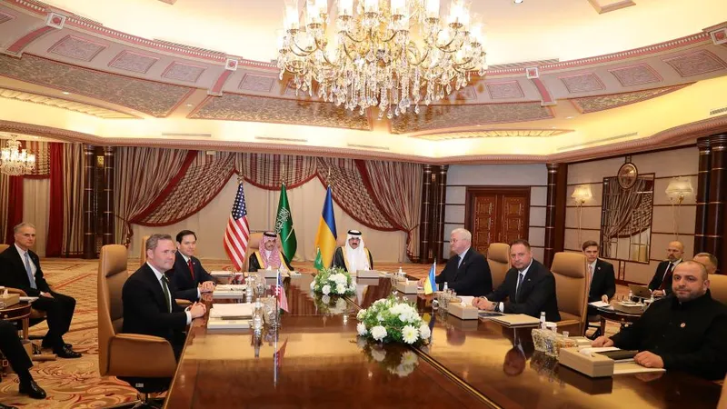 Phái đoàn Mỹ-Ukraine tại cuộc đàm phán ở Saudi Arabia. Ảnh: XINHUA 