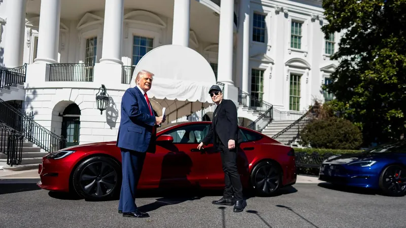 Tổng thống Mỹ Donald Trump nhận xe Tesla với tỷ phú Elon Musk. Ảnh: NEW YORK TIMES 