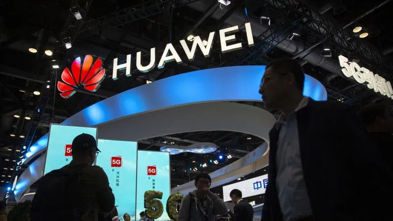 Khách hàng trải nghiệm tại Huawei. Ảnh: SCMP 