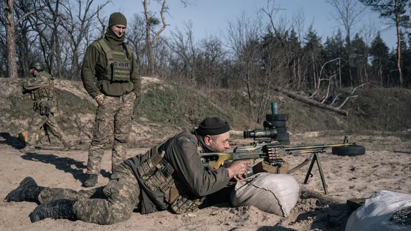 Binh sĩ Ukraine tập luyện tại khu vực phía Đông Ukraine. Ảnh: WASHINGTON POST 
