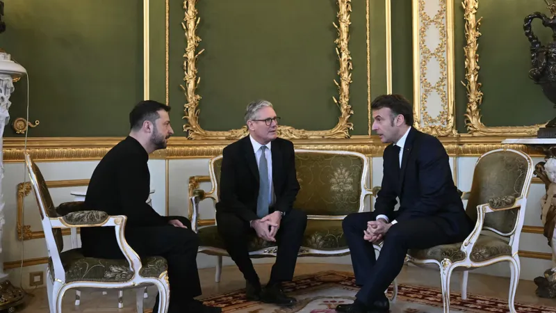 Tổng thống Ukraine Volodymyr Zelensky, Thủ tướng Anh Keir Starmer và Tổng thống Pháp Emmanuel Macron trong cuộc gặp ngày 2-3 tại London. Ảnh: JUSTIN TALLIS/ POOL/ EPA-EFE. 