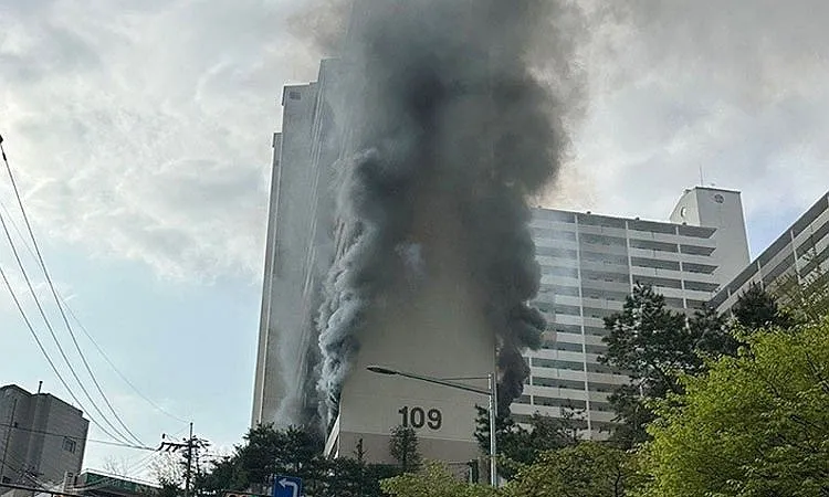 Vụ cháy chung cư 21 tầng ở thủ đô Seoul của Hàn Quốc. Ảnh: YONHAP 