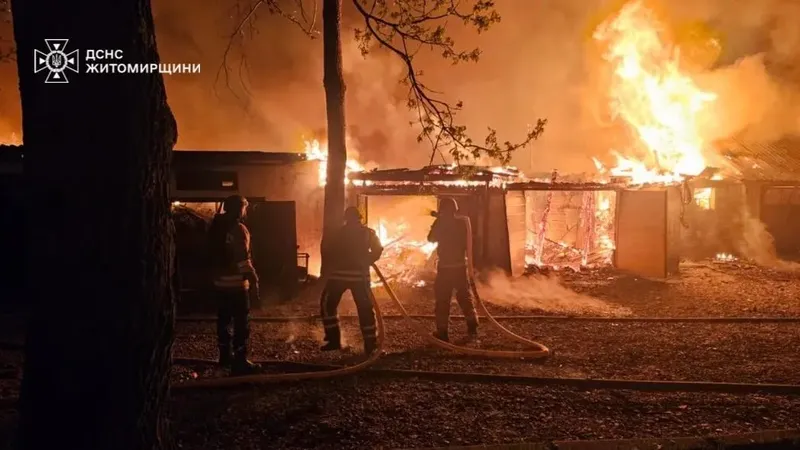 Lính cứu hoả chữa cháy tại thủ đô Kiev, Ukraine. Ảnh: STATE EMERGENCY SERVICE