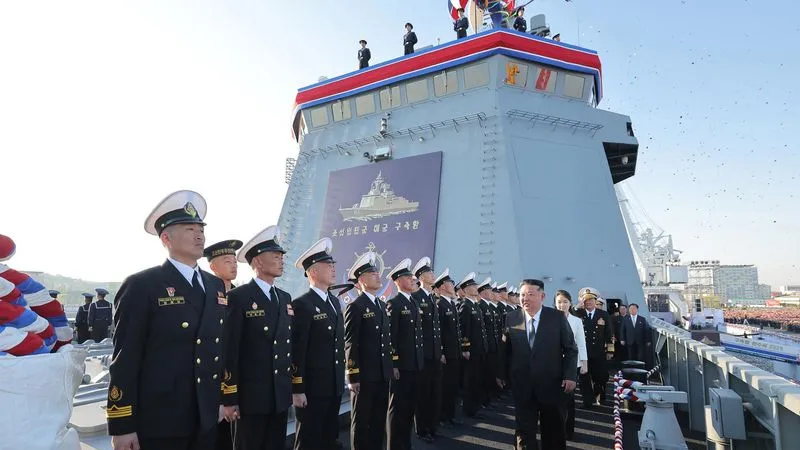 Nhà lãnh đạo Triều Tiên Kim Jong - un tham dự lễ hạ thủy một tàu khu trục đa năng mới. Ảnh: KCNA/YONHAP