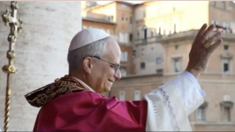Tân Giáo hoàng Leo XIV ra mắt tín đồ từ ban công Vương cung Thánh đường Thánh Peter. Ảnh: VATICAN MEDIA