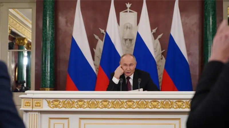 Tổng thống Nga Putin tham gia họp báo tại Điện Kremlin, ngày 11-5. Ảnh: XINHUA 