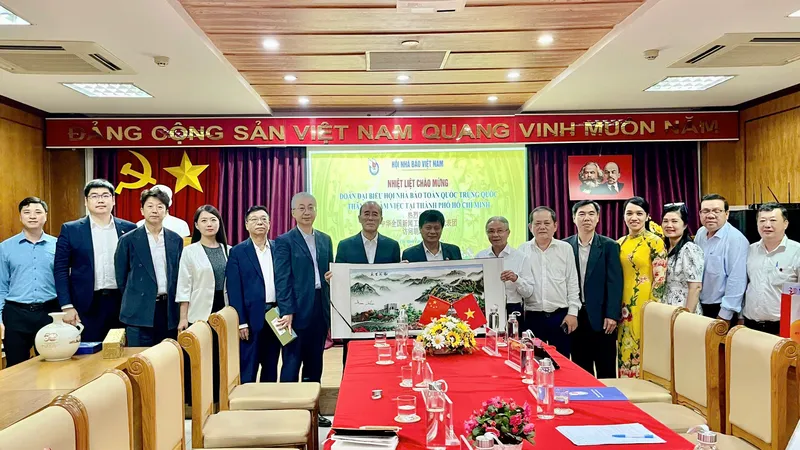 Đoàn Hội nhà báo toàn quốc Trung Quốc thăm, làm việc tại Văn phòng đại diện Hội nhà báo Việt Nam tại TPHCM. Ảnh: PHƯƠNG NAM 