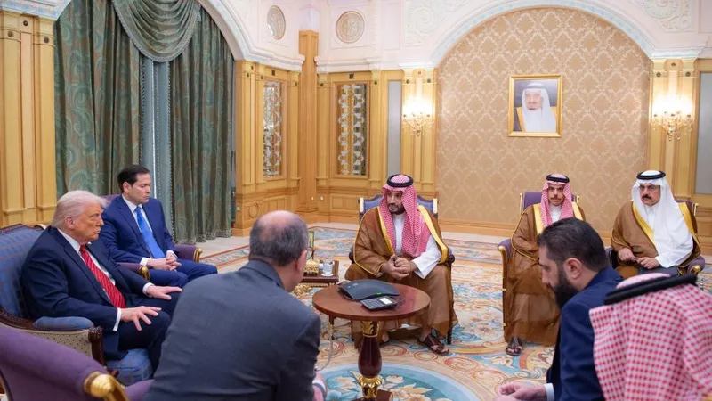 Tổng thống Mỹ Donald Trump gặp Tổng thống lâm thời Syria Ahmad al-Sharaa tại Saudi Arabia. Ảnh: XINHUA