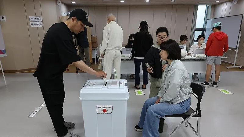 Cử tri Hàn Quốc bỏ phiếu bầu Tổng thống mới tại Seoul. Ảnh: YONHAP 
