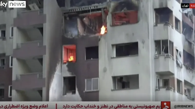 Hỏa hoạn tại một tòa nhà ở Iran sau vụ không kích của Israel. Ảnh: SKYNEWS/MEHR