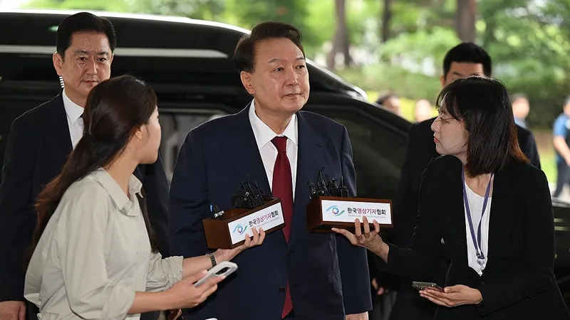 Cựu Tổng thống Hàn Quốc Yoon Suk-yeol có mặt tại Viện Kiểm sát cấp cao Seoul ngày 28-6. Ảnh:YONHAP