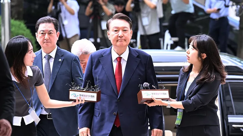 Cựu tổng thống Hàn Quốc Yoon Suk-yeol (giữa) đến Tòa án quận Trung tâm Seoul ngày 9-7. Ảnh: YONHAP