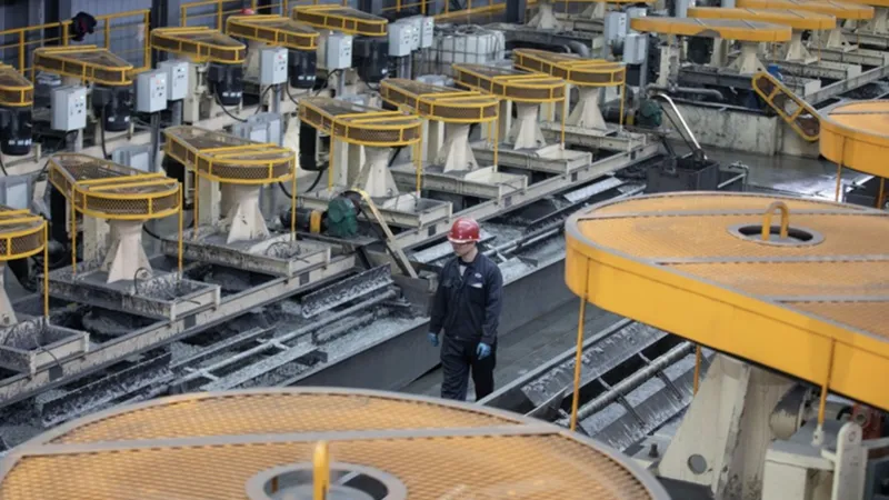 Một công ty sản xuất than chì tại Trung Quốc. Ảnh: XINHUA