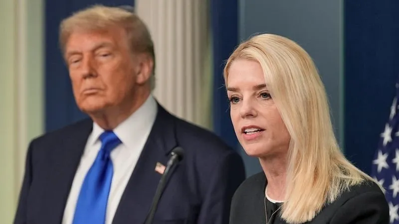 Tổng thống Donald Trump và Bộ trưởng Tư pháp Mỹ Pam Bondi. Ảnh: XINHUA 