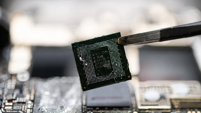Sản xuất chip tại Trung Quốc. Ảnh: CFP