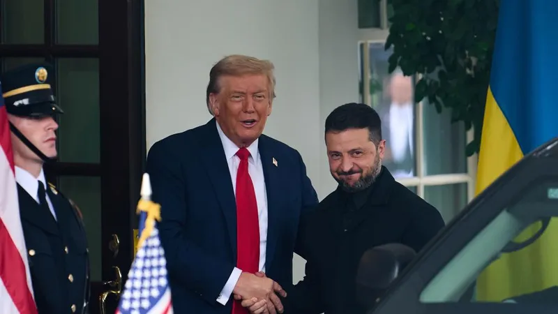 Tổng thống Donald Trump và Tổng thống Ukraine Volodymyr Zelensky gặp nhau tại Nhà Trắng. Ảnh: XINHUA 