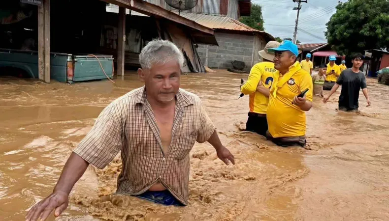 Nước lũ dâng cao tại huyện Lom Kao, tỉnh Phetchabun, Thái Lan. Ảnh: SOONTHORN KONGWARAKOM/ BANGKOK POST 