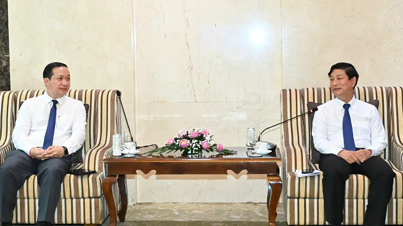 Đồng chí Võ Văn Minh, Phó Bí thư Thành ủy TPHCM, Chủ tịch HĐND TPHCM, tiếp đoàn đại biểu Tạp chí Alunmay (Lào) do đồng chí Vanlaty Khamvanvongsa, Tổng Biên tập Tạp chí Alunmay dẫn đầu. Ảnh: VIỆT DŨNG 