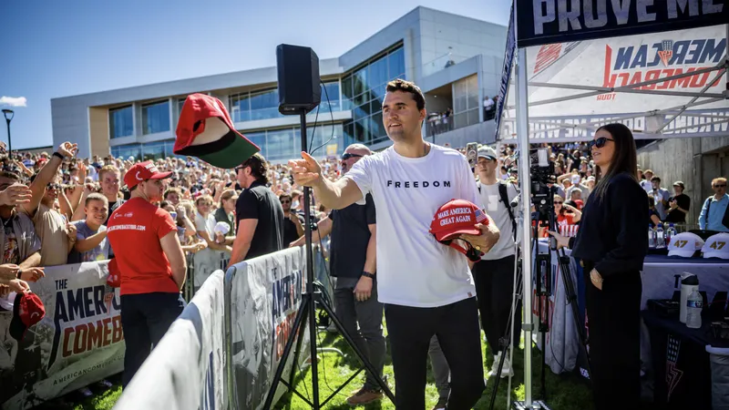 Charlie Kirk tham gia sự kiện ở Đại học Utah Valley. Ảnh: DESERET NEWS 