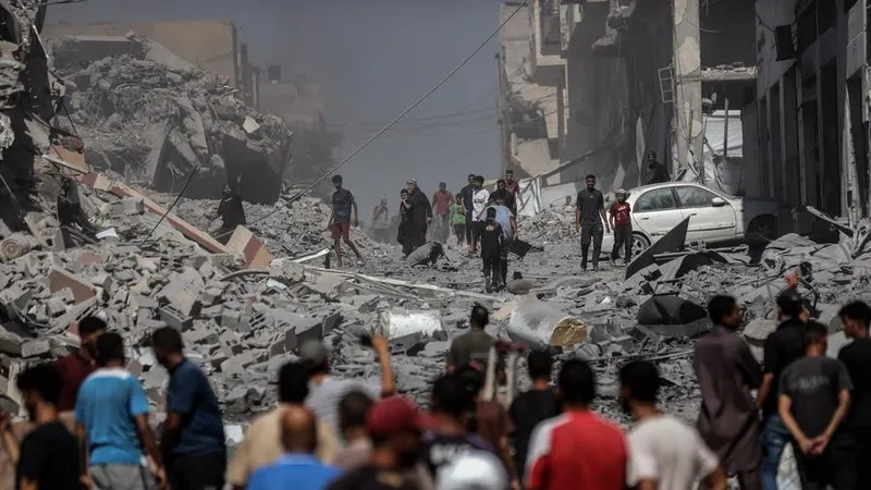 Hạ tầng tại Gaza bị hư hại sau các đợt không kích của Israel. Ảnh: XINHUA