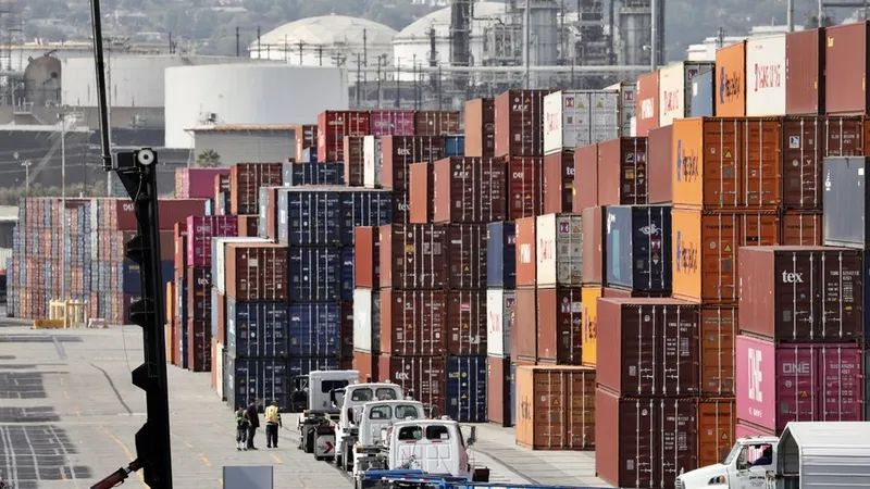 Cảng hàng hoá Los Angeles tại Mỹ. Ảnh: XINHUA 
