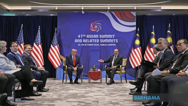 Thủ tướng Malaysia Anwar Ibrahim và Tổng thống Mỹ Donald Trump hội đàm tại Kuala Lumpur, Malaysia. Ảnh: BERNAMA 