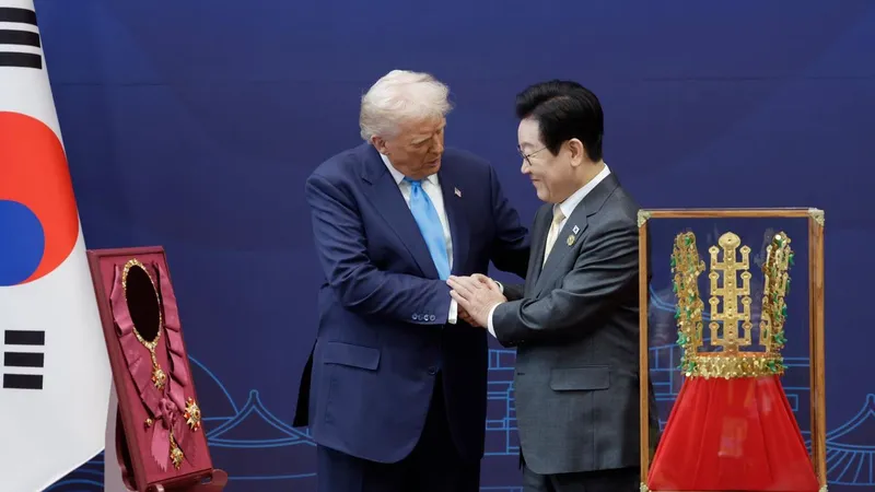 Tổng thống Hàn Quốc Lee Jae -myung trao tặng Tổng thống Donald Trump huân chương Mugunghwa và bản sao vương miện Cheonmachong. Ảnh: KOREA TIMES 