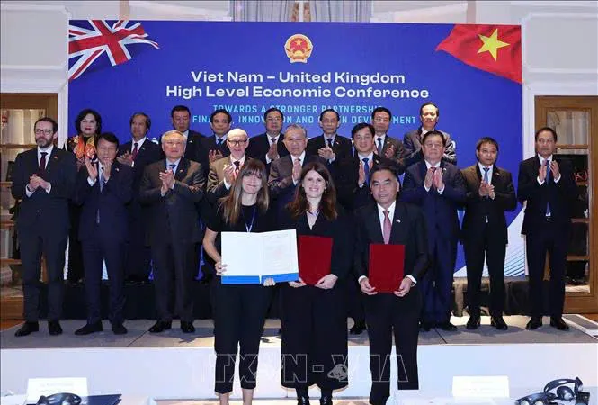 Các đại biểu tham gia lễ ký kết Bản ghi nhớ hợp tác giữa TPHCM và Vùng Đô thị Liverpool. Ảnh: TTXVN