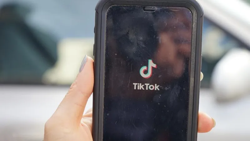 Người dùng mở ứng dụng TikTok. Ảnh: XINHUA