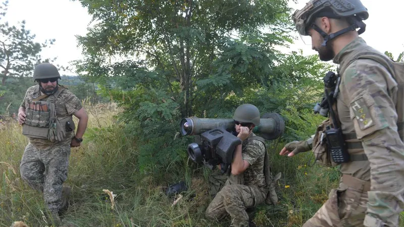 Binh sĩ Ukraine tham gia huấn luyện tại quận Kupyansk. Ảnh: XINHUA 
