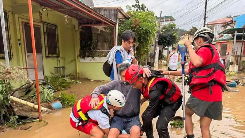 Cứu hộ nạn nhân ở Cebu, Philippines. Ảnh: XINHUA