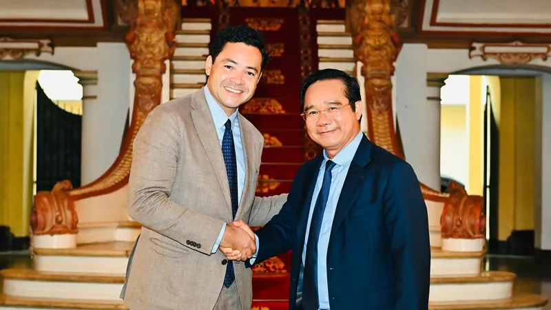 Chủ tịch UBND TPHCM Nguyễn Văn Được và Tổng lãnh sự Pháp tại TPHCM Etienne Ranaivoson. Ảnh: VIỆT DŨNG 