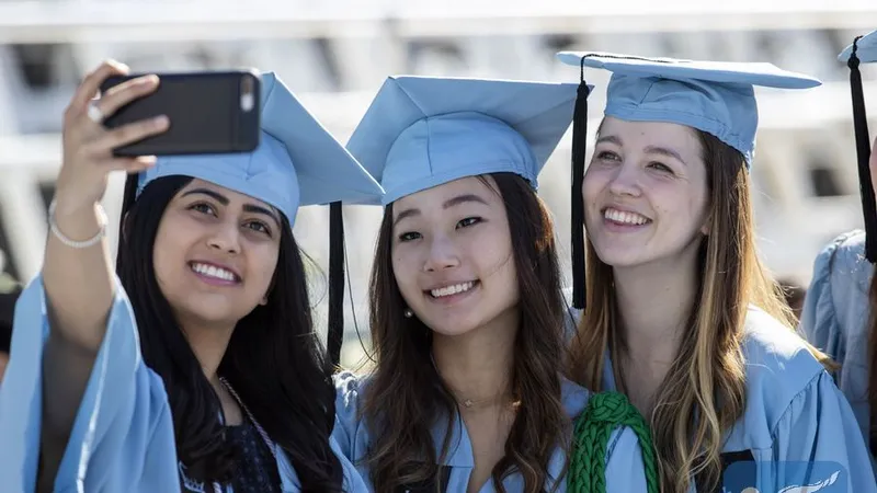 Sinh viên tốt nghiệp tại Đại học Columbia ở New York. Ảnh: XINHUA 