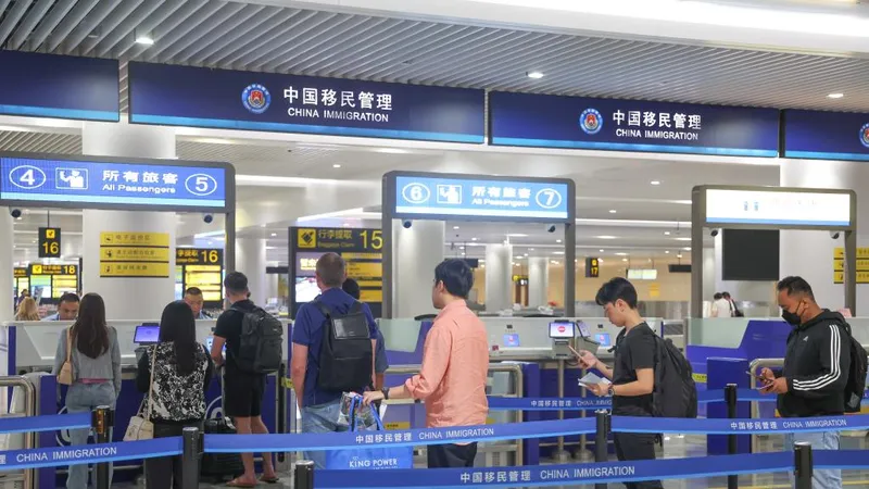 Hành khách tại khu vực kiểm tra hải quan ở sân bay Phố Đông, Trung Quốc. Ảnh: XINHUA 