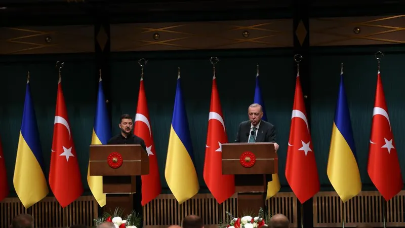 Tổng thống Volodymyr Zelensky và Tổng thống Recep Tayyip Erdogan tại buổi họp báo ở Ankara, ngày 19-11. Ảnh: XINHUA 