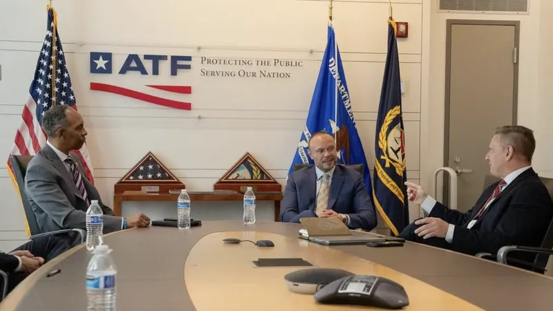 Phó Giám đốc Cục Điều tra Liên bang Mỹ (FBI) Dan Bogino (giữa). Ảnh: IG cá nhân 