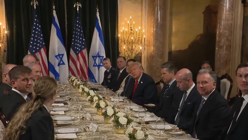 Phái đoàn của Thủ tướng Benjamin Netanyahu gặp Tổng thống Donald Trump ngày 29-12. Ảnh: XINHUA 