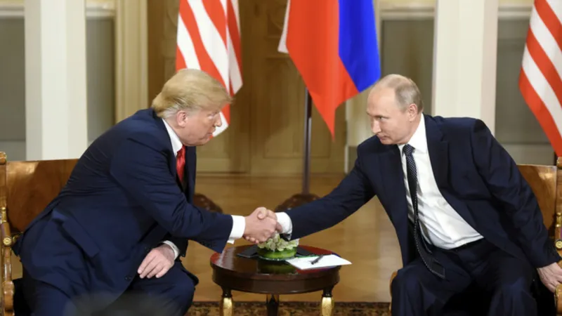  Tổng thống Mỹ Donald Trump và Tổng thống Nga Vladimir Putin trong cuộc gặp trước đó. Ảnh: XINHUA 