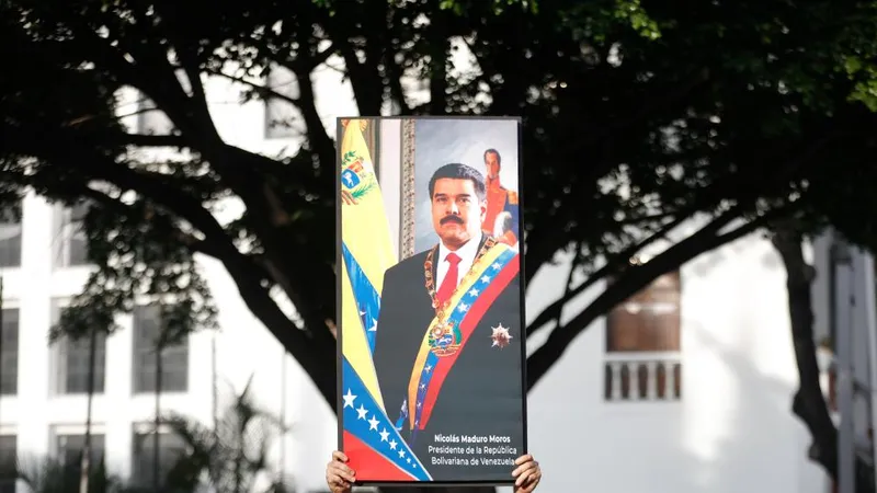 Tuần hành ủng hộ Tổng thống Nicolas Maduro tại Caracas. Ảnh: XINHUA