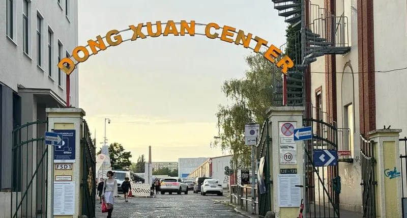 Trung tâm Thương mại Đồng Xuân của người Việt Nam tại Đức. Ảnh: DPA/ PAUL ZINKEN 