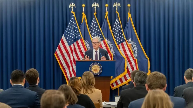Chủ tịch FED Jerome Powell thông báo quyết định giữ nguyên lãi suất trong cuộc họp báo ngày 28-1 (giờ địa phương). Ảnh: XINHUA