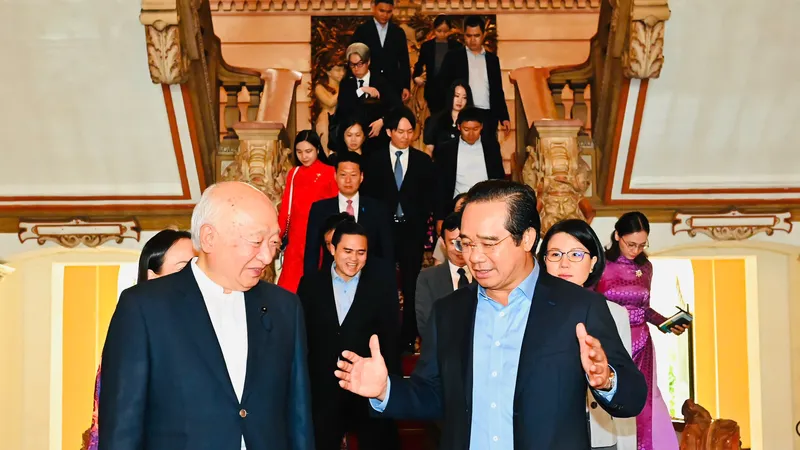 Chủ tịch UBND TPHCM Nguyễn Văn Được trao đổi với ông Yanai Shungaku, Chủ tịch Hội đồng tỉnh Yamaguchi (Nhật Bản). Ảnh: VIỆT DŨNG 
