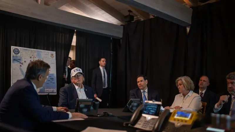  Tổng thống Donald Trump theo dõi vụ tấn công Iran tại Mar-a-Lago ở Florida vào ngày 28-2. Ảnh: WHITE HOUSE 