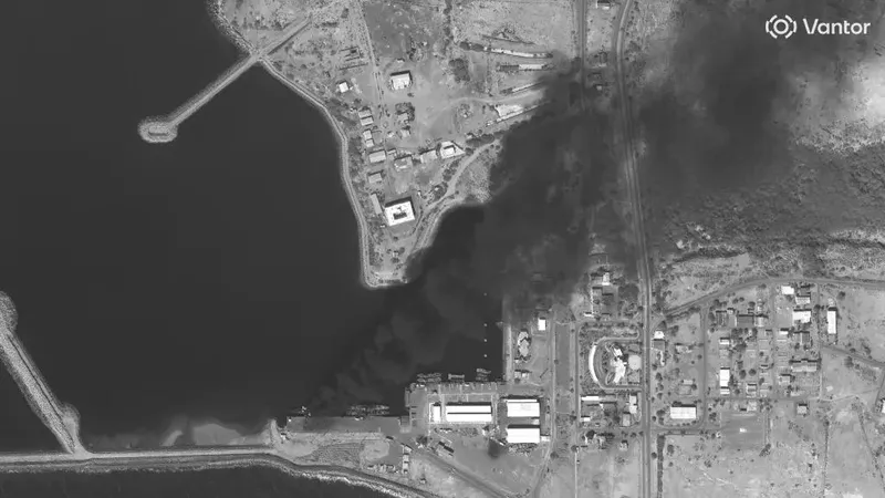 Ảnh vệ tinh cho thấy tàu chiến của Iran bốc cháy ở Konarak. Ảnh: THE WAR ZONE 