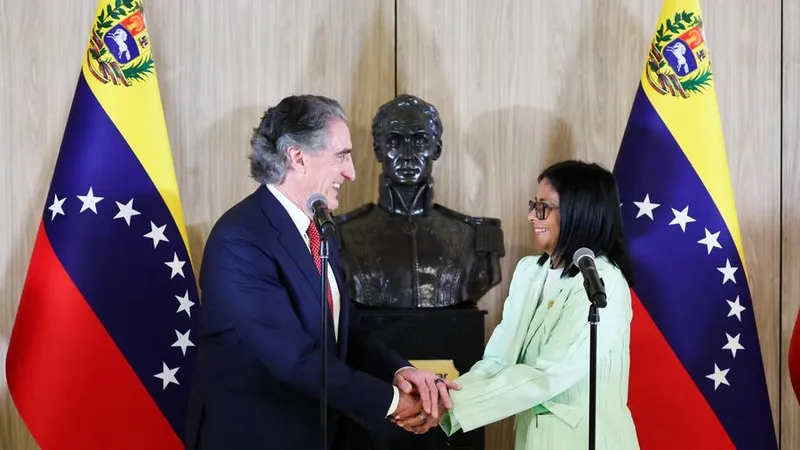 Tổng thống lâm thời Delcy Rodriguez tiếp Bộ trưởng Nội vụ Mỹ Doug Burgum. Ảnh: XINHUA/PRESIDENCIA DE VENEZUELA 