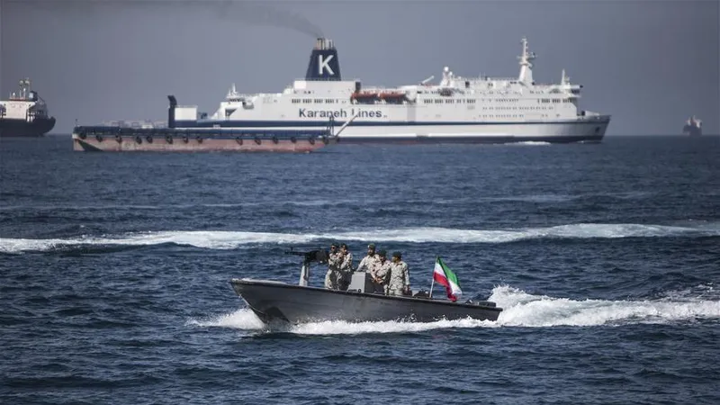 Hải quân Iran tuần tra trên eo biển Hormuz. Ảnh: XINHUA 