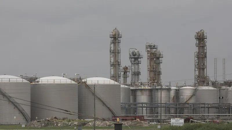 Nhà máy lọc dầu tại La Porte, Texas, Mỹ. Ảnh: XINHUA 